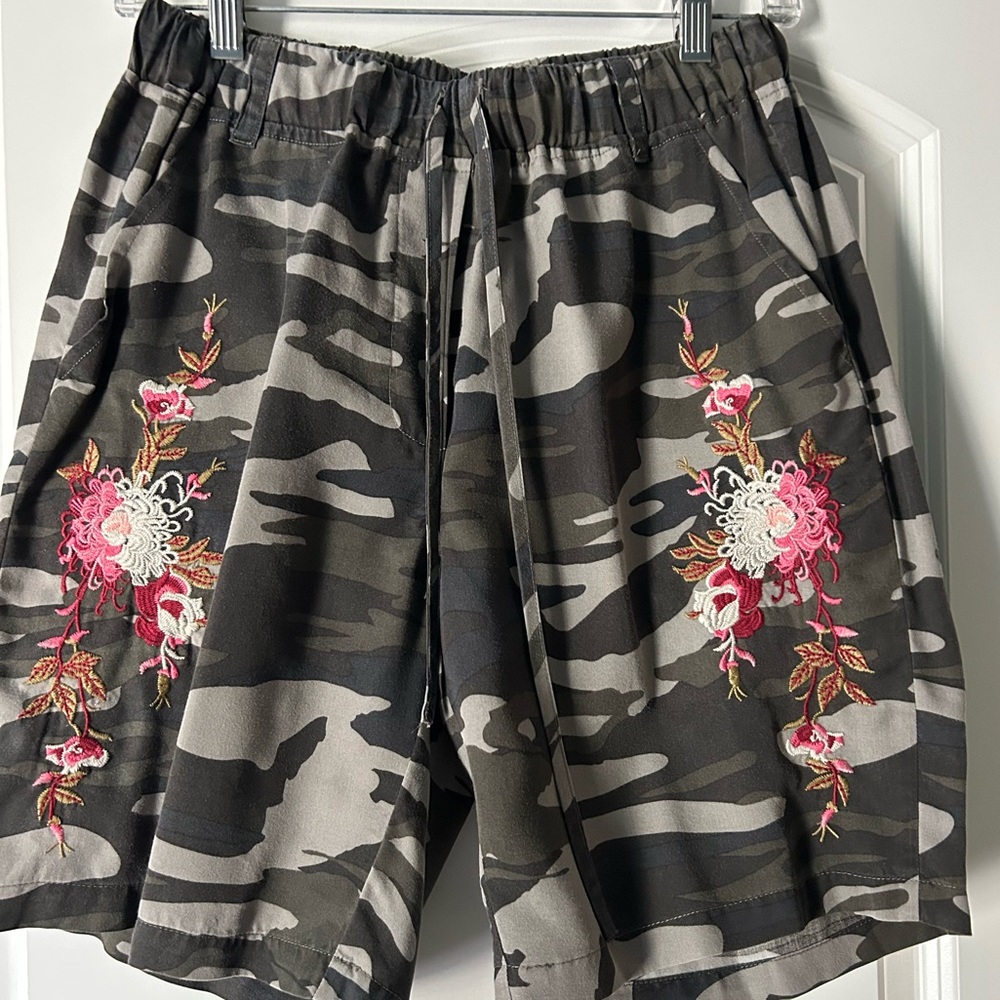 Ladies Camo Shorts.